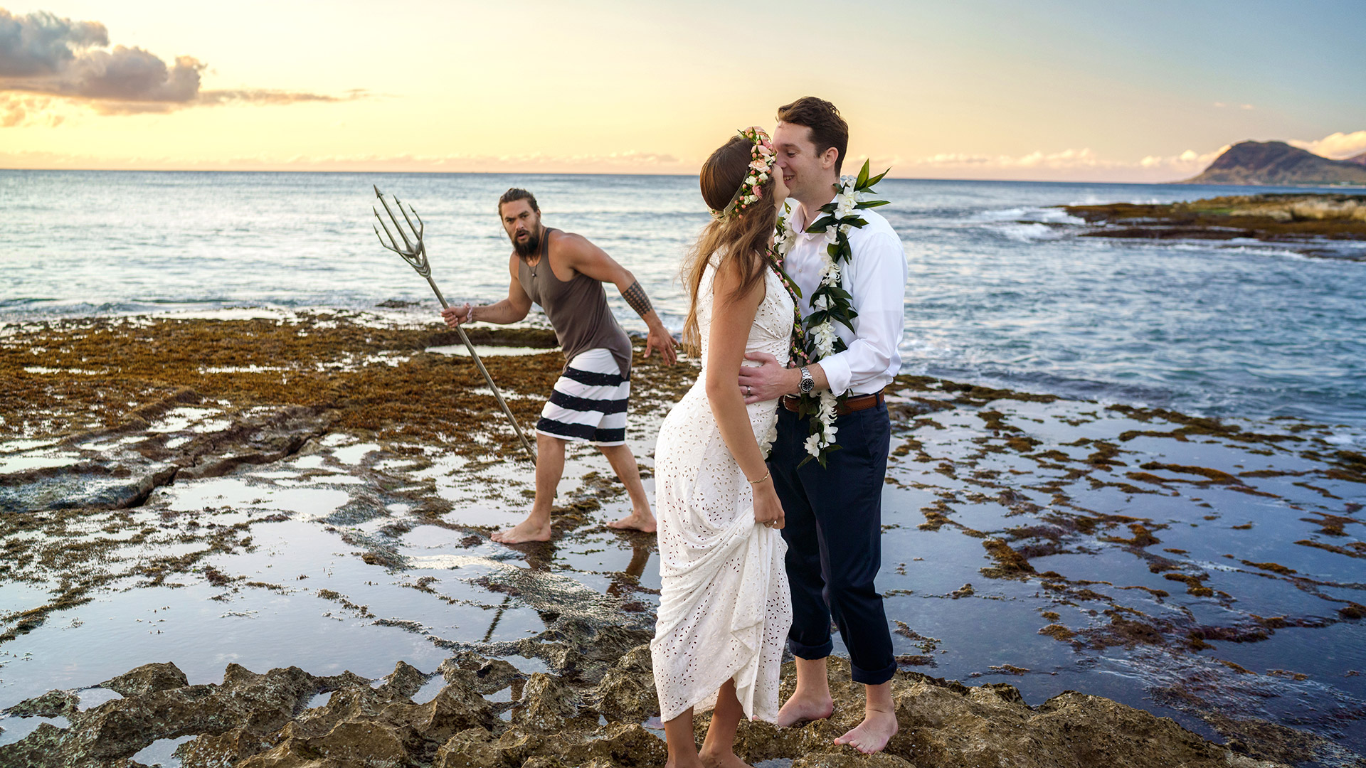 Jason Momoa photobombs our wedding on Oahu, Hawaii